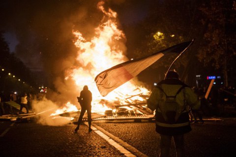 Протестующие против цен на топливо подожгли баррикады на Елисейских полях