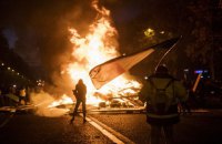 Протестующие против цен на топливо подожгли баррикады на Елисейских полях
