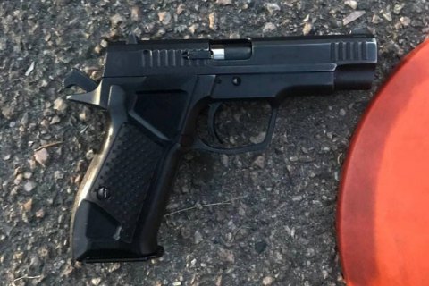 Двое иностранцев устроили стрельбу в Черкассах