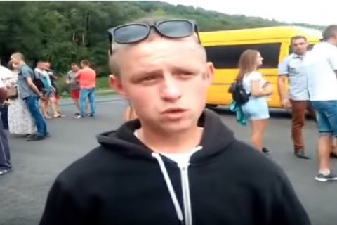 ​На Закарпатье после протестов односельчан отстранили патрульного, подозреваемого в избиении парня
