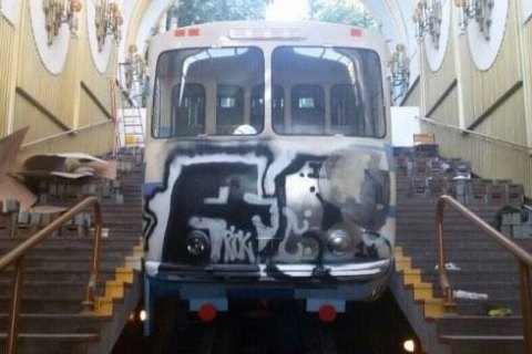 В Киеве мужчина упал на рельсы фуникулера