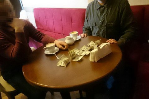 В Ровенской области добытчик янтаря предлагал офицеру СБУ $2000 в неделю