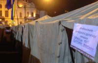На Европейской площади установили 20 тентов и 15 армейских палаток