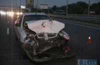 В Киеве Daewoo-такси вытолкнула внедорожник с дороги
