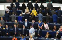 Партия брексита повернулась спиной во время исполнения гимна ЕС на первом заседании Европарламента