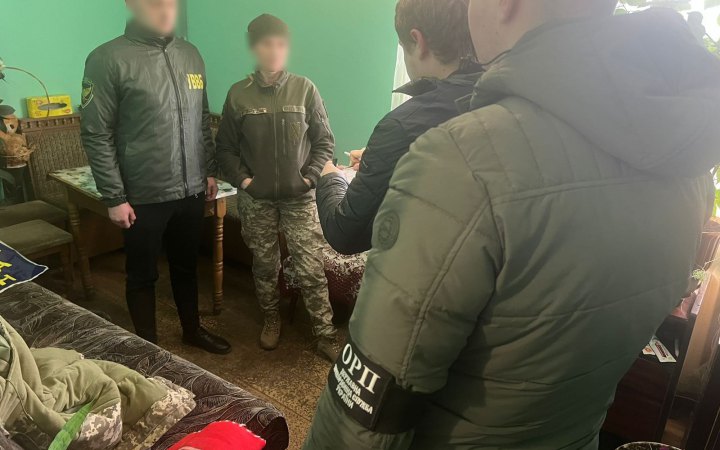 Прикордонниця на Львівщині за $9000 обіцяла переправити військовозобов’язаного через кордон 