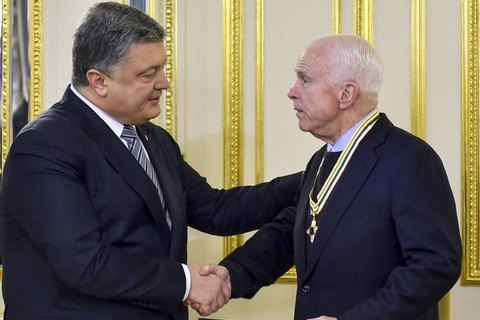 Порошенко вручил Маккейну орден