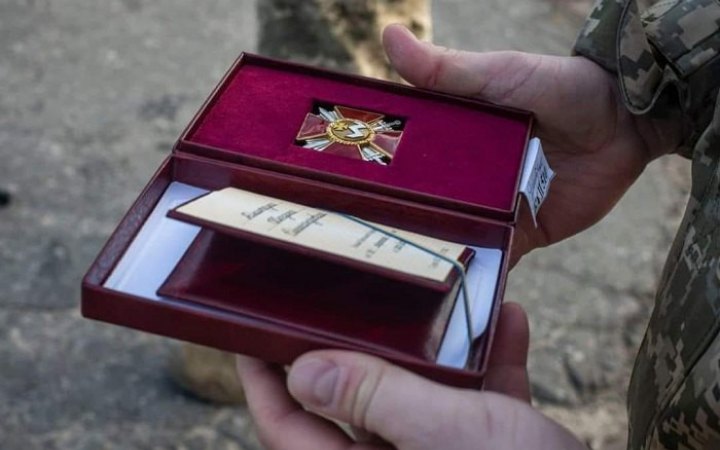 Зеленський відзначив українських захисників та захисниць державними нагородами