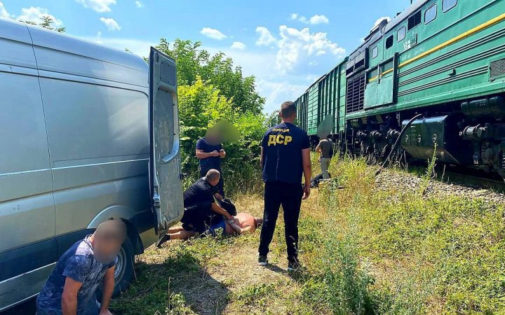 На Буковині працівники локомотивного депо і житель викрали з Укрзалізниці 27 тонн пального