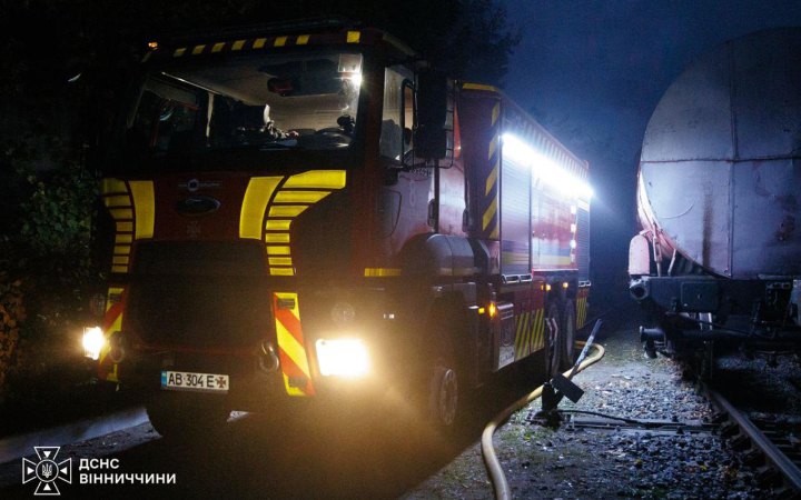 Удар Росії по залізничному об’єкту на Вінниччині: виникла масштабна пожежа та значні руйнування