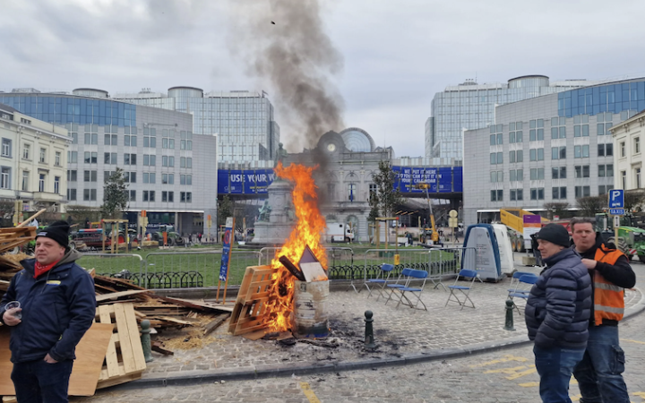 Європейські фермери заблокували тракторами рух в центрі Брюсселя 