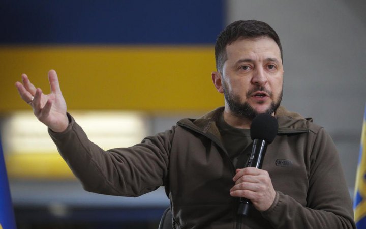 Знаменитую флиску Зеленского цвета хаки продали на аукционе в Лондоне