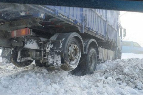 Движение транспорта ограничено в семи областях и Киеве