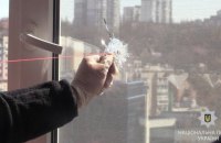В Киеве задержали мужчину, который из пистолета стрелял по окнам