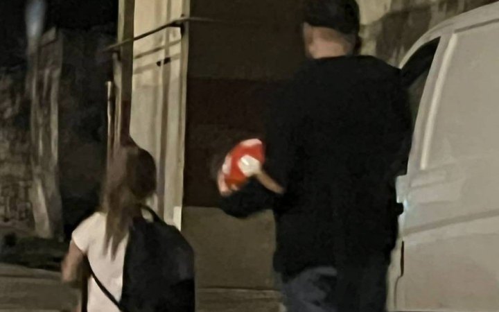 В Одесі засуджено дилера, який ховав кокаїн у пачках з-під кукурудзяних паличок і прикривався 10-річною донькою