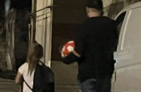 В Одесі засуджено дилера, який ховав кокаїн у пачках з-під кукурудзяних паличок і прикривався 10-річною донькою