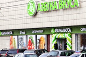 Москвичка на джипе въехала в супермаркет