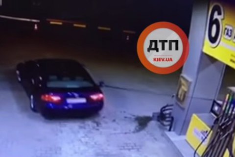 На АЗС на трасі Київ - Житомир водій забув вийняти пістолет з бака і влаштував пожежу