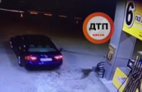 На АЗС на трассе Киев - Житомир водитель забыл вытащить пистолет из бака и устроил пожар