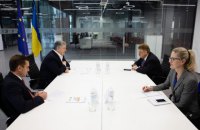 Порошенко обсудил с Броком действия Украины в гибридной войне с Россией