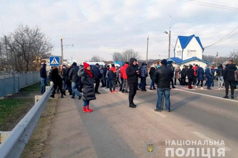 Жители нескольких сел Черновицкой области перекрыли автодороги из-за тарифов на газ