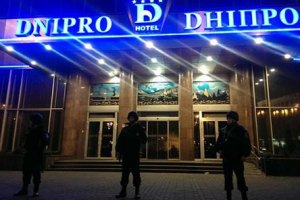 Из гостиницы "Днепр" вынесли еще одного раненого 