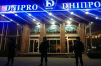 Из гостиницы "Днепр" вынесли еще одного раненого 