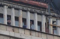 Напротив Печерского суда дежурят снайперы