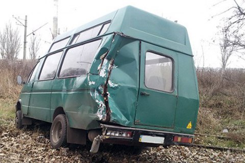 У Костянтинівці мікроавтобус зіткнувся з військовим автомобілем