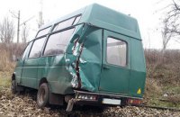 В Константиновке микроавтобус столкнулся с военным автомобилем 