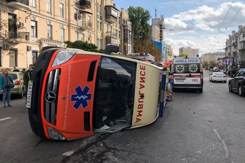 В Киеве после ДТП перевернулась скорая помощь