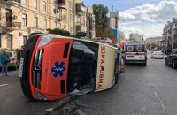 В Киеве после ДТП перевернулась скорая помощь