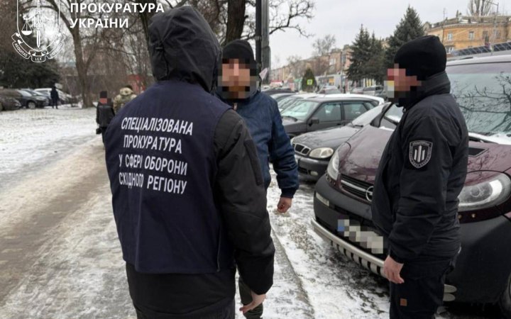 ​Оператор одного з ТЦК за хабар незаконно зняв з розшуку 15 військовозобов'язаних