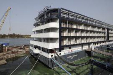 Плавучий отель "Баккара" в Киеве продан с аукциона за 42 млн гривен