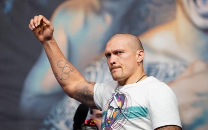 Усик виставив на благодійний аукціон боксерські рукавички з автографом