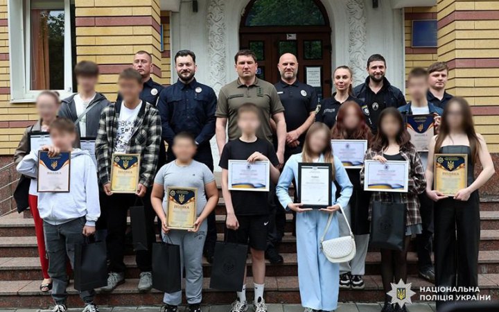 Кіберполіцейські відзначили школярів, як повідомили про спроби вербування ФСБ Росії