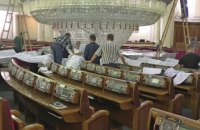 В сессионном зале Рады начали ремонт 3-тонной люстры