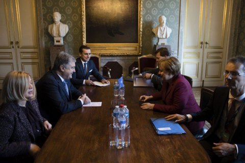 Порошенко попросил Меркель ввести новые санкции против России