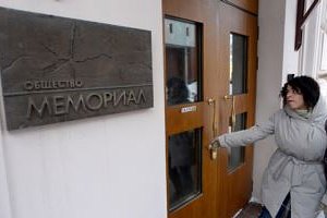 В США обеспокоены проверками в офисах НКО в России