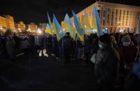 В годовщину силового разгона митинга студентов "Беркутом" Кличко и Сенцов приняли участие в "Диалогах о достоинстве" на Майдане 