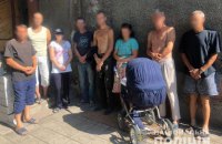 Полиция разоблачила сеть фальшивых реабилитационных центров, где людей удерживали в трудовом рабстве