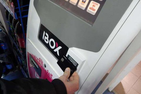 У Дніпрі невідомі в масках вкрали термінал із супермаркету, вивізши його на візку