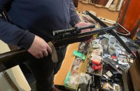У бюро ритуальних послуг на Львівщині правоохоронці вилучили арсенал зброї та наркотики