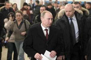 Путин побеждает в первом туре с большим отрывом, - экзит-полл