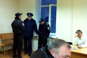 Из суда по Луценко силой вывели двух нардепов