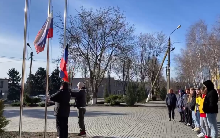 У Маріуполі школярів примушують стояти на "патріотичних" лінійках