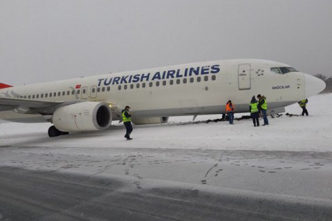Самолет Turkish Airlines выкатился за пределы полосы в аэропорту "Львов"