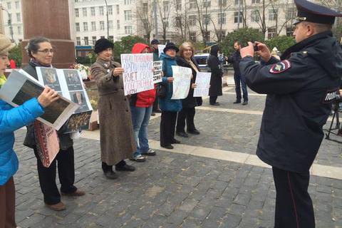 На антивоенном митинге в Москве задержали двух человек