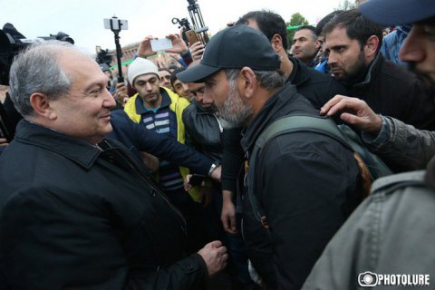 Президент Армении вышел к протестующим в Ереване