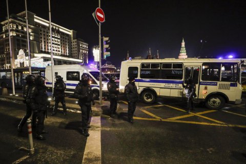 В России арестованные протестующие толкали заглохший полицейский автозак